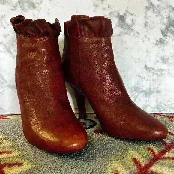 Me Too JuJu Ruffle Top Zip-Back Ankle Booties size 7 1/2 - Picture 2 of 16